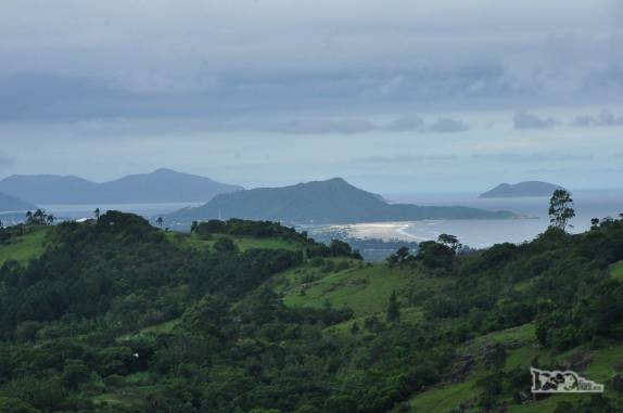 Dirigindo pela zona rural de Garopaba, no sul de Santa Catarina. Ao longe, a Guarda do Embaú